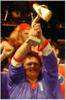 Mondial d'Impro 2001 : Tara, capitaine de l'quipe de France soulve la coupe des vainqueurs  LIFI 2001